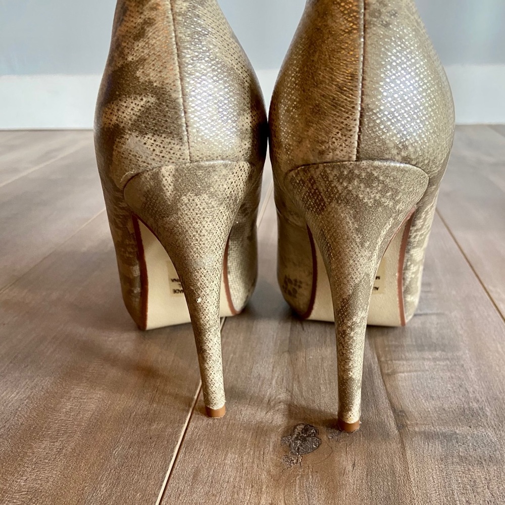 Heart in D Metallic Python Platform Heels - Picture 11 of 13